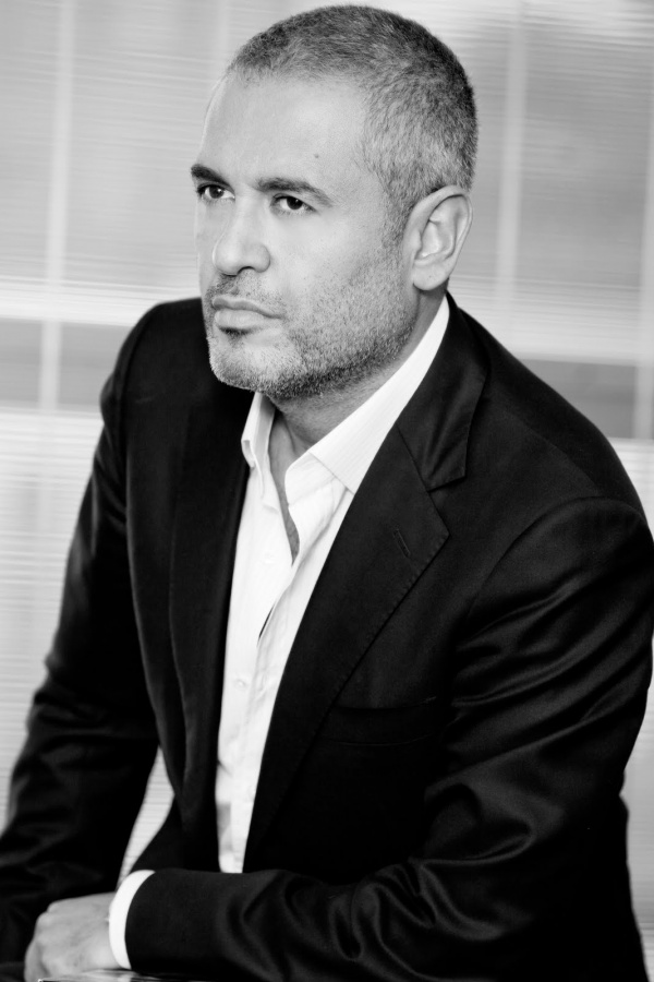 المصمم العالمي ايلي صعب يصدر كتاب حبه لبيروت المصمم العالمي ايلي صعب يصدر كتاب حبه لبيروت