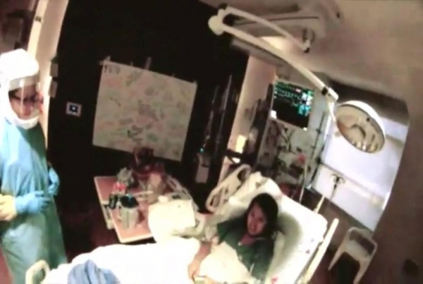 الممرضة الأمريكية نينا فام التي اصيبت بحمى  - إيبولا -  ترفع دعوى قضائية ضد المستشفى