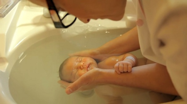 فيديو يعلمك طريقة استحمام الرضيع للمرة الأولي فيديو يعلمك طريقة استحمام الرضيع للمرة الأولي