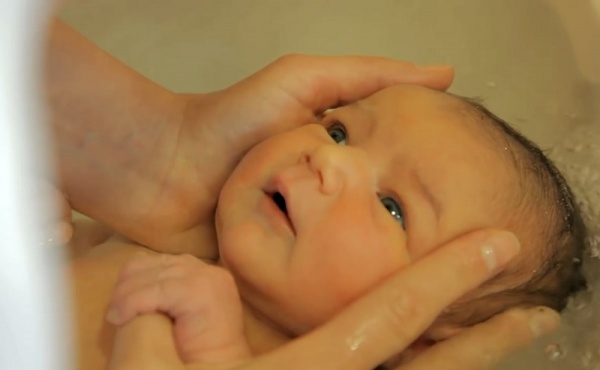 فيديو يعلمك طريقة استحمام الرضيع للمرة الأولي