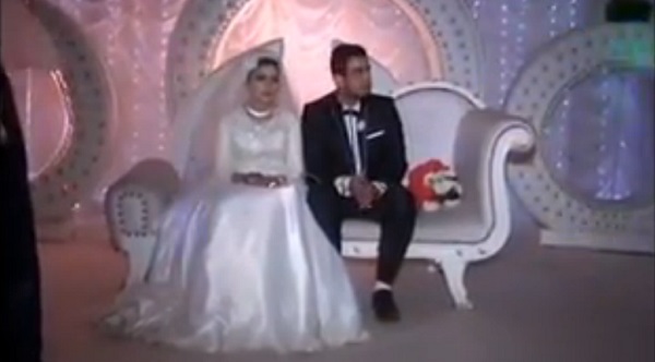 فيديو.. داعش تأسر عروسين خلال حفل زفافهما !!