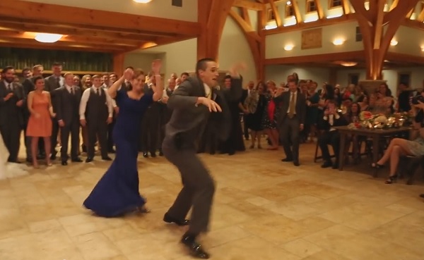 فيديو... عريس يرقص مع والدته بطريقة مجنونة وطريفة