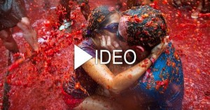 فيديو ... الآلاف تشارك بمعركة دامية، والذخيرة "طماطم"