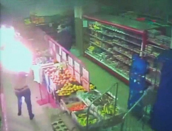 فيديو... يحرق طليقته لرفضها العودة إليه فيديو... يحرق طليقته لرفضها العودة إليه