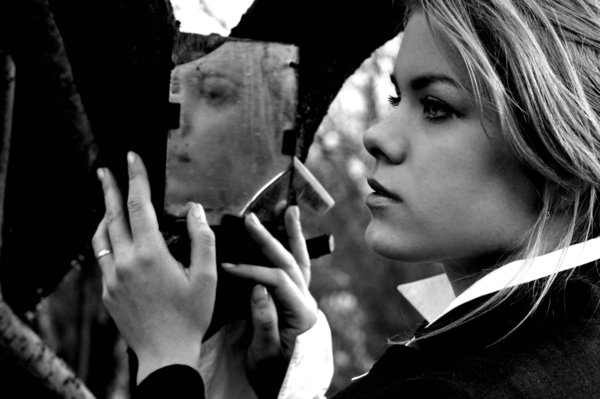 أيزوتروفوبيا Eisoptrophobia أيزوتروفوبيا Eisoptrophobia