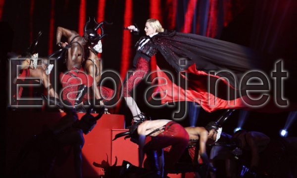 سقطت النجمة الشهيرة مادونا من على خشبة المسرح سقطت النجمة الشهيرة مادونا من على خشبة المسرح