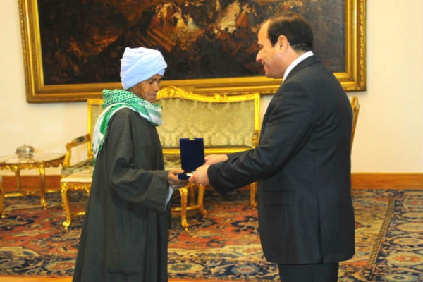 السيسي يصافح صيصة السيسي يصافح صيصة