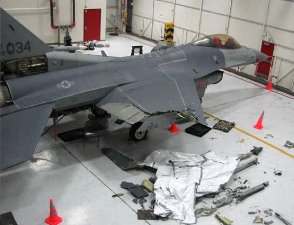هبوط بطائرة F-16C ينقصها نصف جناح باعجوبة هبوط بطائرة F-16C ينقصها نصف جناح باعجوبة