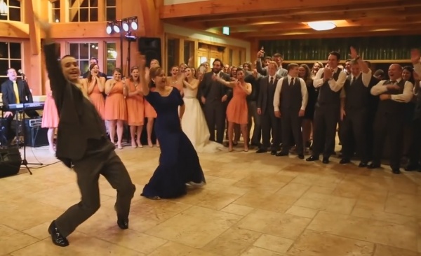 فيديو... عريس يرقص مع والدته بطريقة مجنونة وطريفة فيديو... عريس يرقص مع والدته بطريقة مجنونة وطريفة