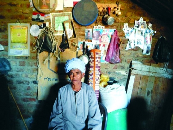 فيديو ... السيسي يقابل ويكرم المرأة التي تنكرت بزي الرجال فيديو ... السيسي يقابل ويكرم المرأة التي تنكرت بزي الرجال