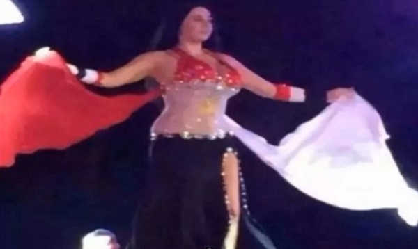 صافيناز ترقص بعلم مصر