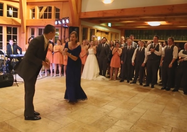 فيديو... عريس يرقص مع والدته بطريقة مجنونة وطريفة فيديو... عريس يرقص مع والدته بطريقة مجنونة وطريفة