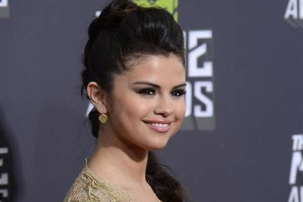 Selena Gomez Poses Topless in New Magazine Spread Selena Gomez Poses Topless in New Magazine Spread