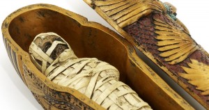 توابيت وجثتين محنطتين من العصر البطلمى تضبطها الشرطة توابيت وجثتين محنطتين من العصر البطلمى تضبطها الشرطة