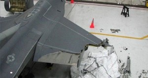 هبوط بطائرة F-16C ينقصها نصف جناح باعجوبة هبوط بطائرة F-16C ينقصها نصف جناح باعجوبة