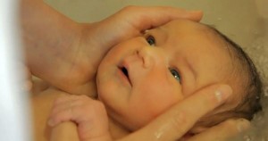 فيديو يعلمك طريقة استحمام الرضيع للمرة الأولي